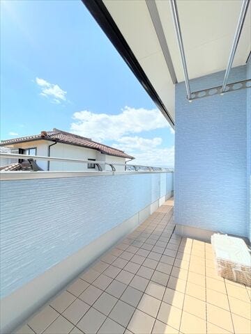 洗濯物を干すだけではなく、おしゃれに活用できれば生活がもっと豊かになります。
光もたっぷり差し込むため、部屋の奥まで自然光が明るく照らします。