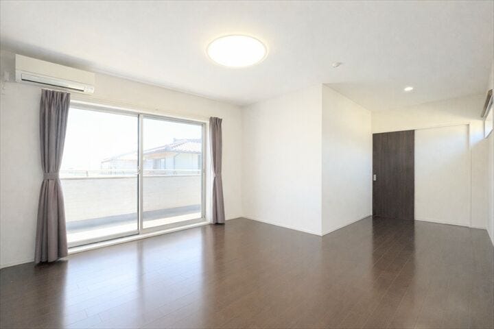 バルコニーに面したお部屋です。
お天気のいい日にはたっぷりと陽を取り込むことができ、
ベッドの上のお布団もふかふかになりそうですね。