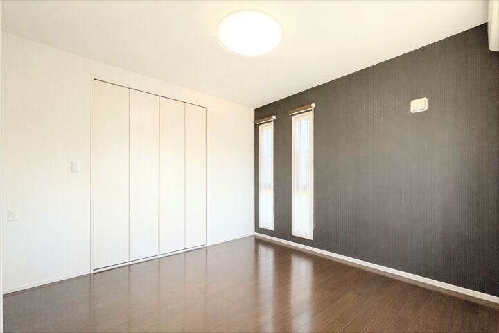 アクセントクロスで、
お部屋に落着き感のある大人の空間を演出。
外からの採光を取り入れることが出来るデザイン性の高い空間です。