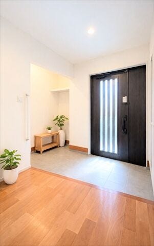 玄関はゆとりある広さを確保。シューズスペースもあり、すっきりとした印象でお客様を迎えられます。