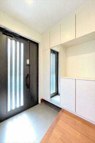 玄関には収納棚が設置されています。
家族全員分の靴など片付けておけるので
スッキリとした空間を保てます◎