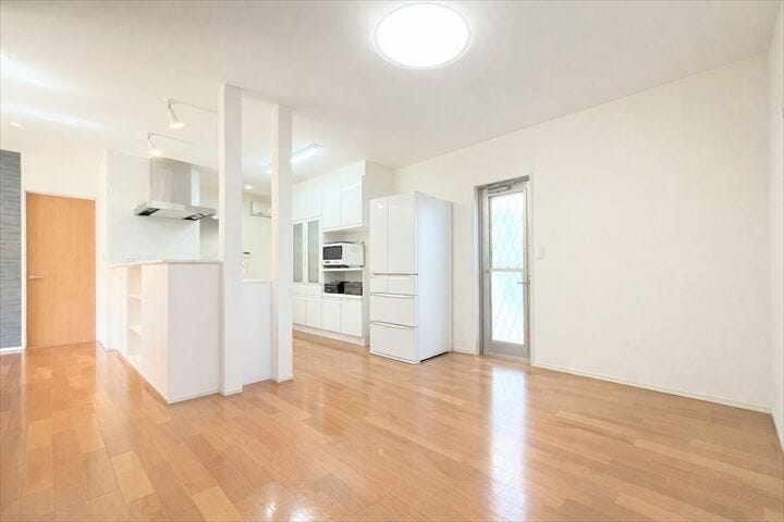 キッチンやダイニングも見渡せるので、別々の場所にいても時間を共有しやすいです。
家族みんながそれぞれに好きなことを楽しめるのも大切なことですね。