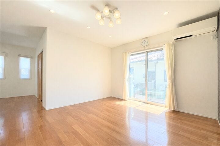 ワイドな窓からの採光が気持ち良いリビング空間◎