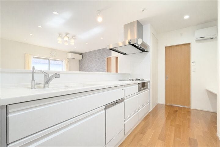 キッチンとリビングダイニングの距離が近いので料理しながら家族との会話も弾みそう♪
ゆとりのワークトップで配膳用のお皿を並べながらの調理もできそうですね。