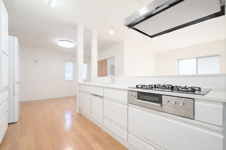 調理動線を考慮したシステムキッチンで、快適にお料理ができます。
まっすぐに伸びた水平ラインが美しく無駄の無い空間を演出しています。