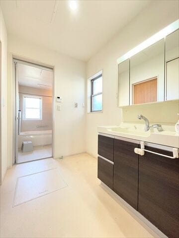 室内洗濯機置き場があるので、
汚れた洋服を洗面台で一度洗ったら
そのまま洗濯機に入れることが出来ます。