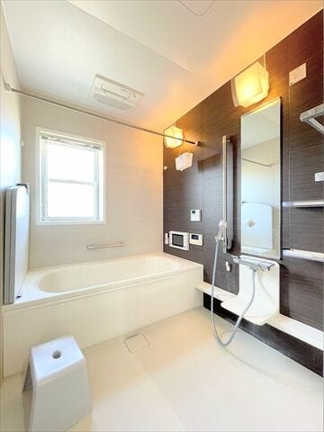 明るくのびのびと入浴できる浴室。
浴室乾燥機付きなので雨の日のお洗濯物干し場に困る事もなさそうです。
しっかりと換気ができるのも嬉しいですね。