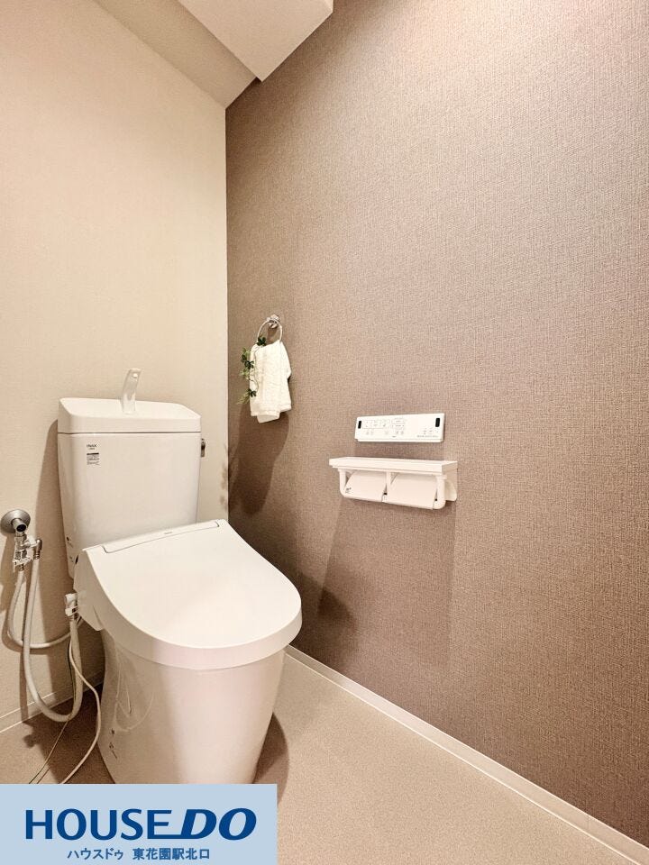 アクセントクロスがおしゃれなトイレ空間です♪温水洗浄便座やスマートなリモコン、2連式のペーパーホルダーなど、日々の使い勝手に配慮した設備が整っています!!手洗い場付きのタンクで節水にもつながります!