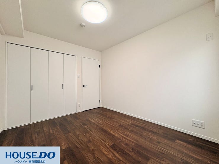 深みのある色合いのフローリングが印象的な洋室です!壁面には大きなクローゼットを備えており、家具の配置がしやすいシンプルな間取り。柔らかな照明が、一日の終わりにリラックスできる空間を作り出します♪