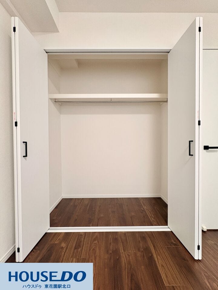 枕棚とハンガーパイプが設置された、奥行きのあるクローゼットです!丈の長い衣類もシワを気にせず掛けられ、上部の棚には季節ものやカバンを保管できます♪扉が大きく開くため、荷物の出し入れもスムーズです!!