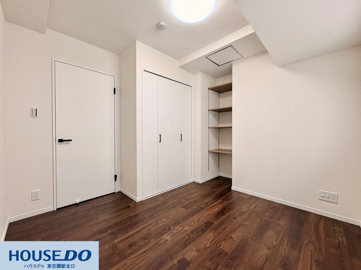白を基調とした建具に、黒のハンドルがアクセントとなったモダンな内装です!クローゼットの横にはオープンな棚が備え付けられており、お気に入りの小物や本を飾るなど、収納と整理整頓がスムーズに行えます♪