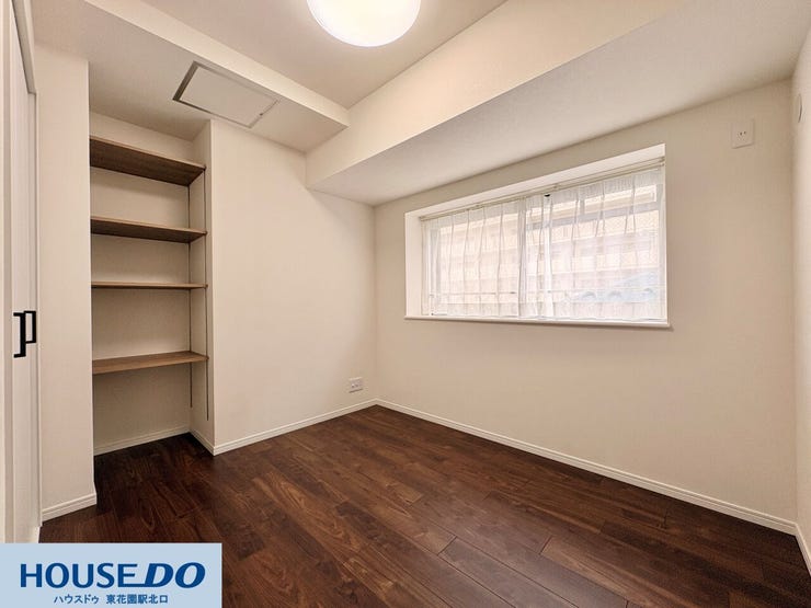 窓からの採光と、木の質感を活かした棚板が調和した空間です♪棚は高さを変えられる仕様で、趣味の道具や日用品のサイズに合わせて効率よく活用できます!デッドスペースを抑えた機能的なレイアウトが特徴です♪