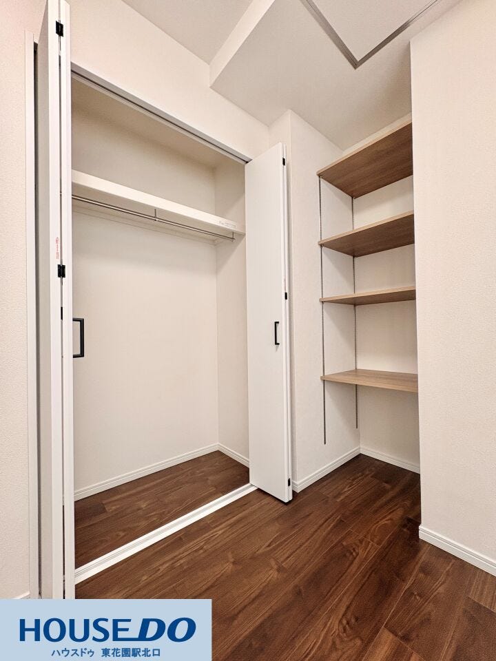 折れ戸式のクローゼット内にはハンガーパイプと枕棚があり、衣類をシワにせず保管できます♪隣接する多段棚と併せて、オンオフの衣類や小物を1箇所にまとめて管理できるため、朝の準備も効率よく整います!