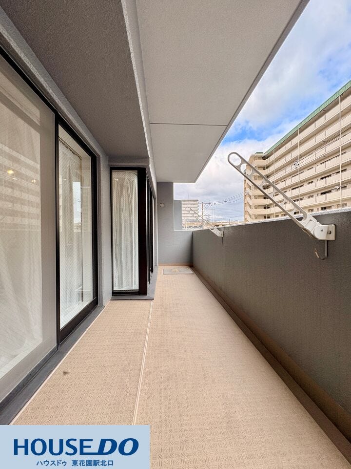 奥行きにゆとりがあり、洗濯物を干す際もスムーズに動ける広々としたバルコニーです!上部にはしっかりとした屋根があり、急な雨から衣類を守ります!空を近くに感じながら、開放的な気分で家事が行えます♪