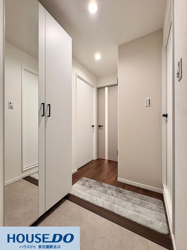 白を基調とした内装に、黒のアイアン調ハンドルが映えるモダンな仕上がりです♪天井まで届く大型の玄関収納は、姿見付きで空間に奥行きを与え、外出前の身だしなみチェックもスムーズに行える設計になっています!!