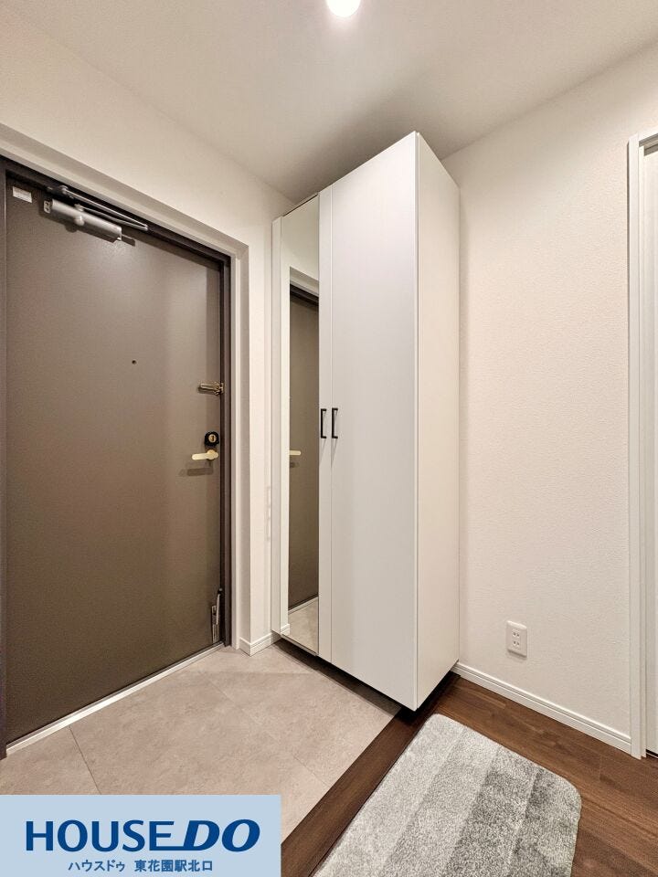 全身をチェックできる鏡付きのシューズボックスを設置した玄関です!外出前の身だしなみ確認がスムーズに行えます♪玄関ドアは重厚感のあるデザインで、落ち着いた色味のタイルが足元をスマートに演出します!!