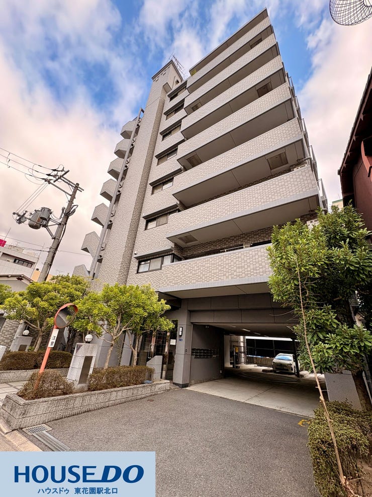 落ち着いたグレーのタイル貼りが印象的な外観♪エントランス前には手入れの行き届いた植栽があり、日々の帰宅時に緑が心を和ませます!建物下には駐輪や荷降ろしにも便利な、ゆとりある動線が確保されています♪