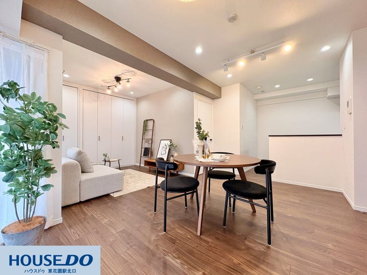 木目調のフローリングとライティングレールが調和する、落ち着いた雰囲気のLDKです!ダイニングとリビングのスペースが緩やかに分かれており、食事の時間とくつろぎの時間のメリハリをつけやすい間取りです♪