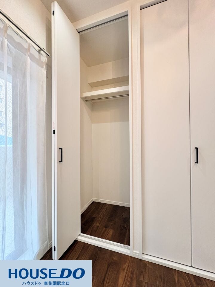 ハンガーパイプと枕棚が設置されたシステム収納です!丈の長いコートやシワにしたくない衣類をそのまま掛けられ、上部の棚には季節物のバッグや小物を整理できます♪開口部が広く、奥の荷物も楽に取り出せます!!