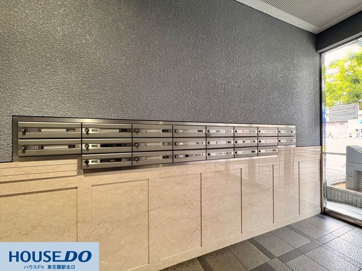 壁面に整然と配置されたダイヤル錠付きのメールボックスです!住戸ごとに独立した収納スペースが確保されており、毎日の郵便物の受け取りがスムーズに行える、管理の行き届いた共用設備となっています♪