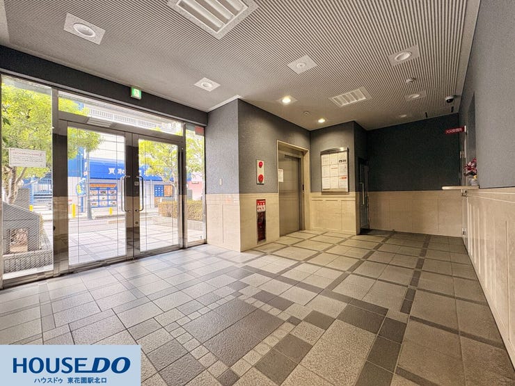 落ち着いたグレーの壁面と光沢のあるタイルが調和する、開放的なエントランスです!オートロックの先にエレベーターがあり、外部からの視線を遮りつつ、スムーズに自室へと向かえる設計になっています♪