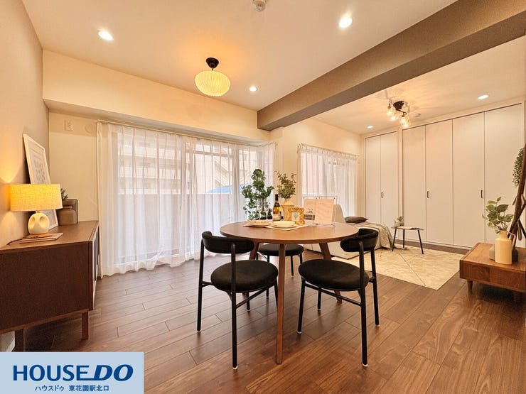 【リビング】
大きな窓から柔らかな光が差し込むリビング♪壁一面のクローゼットは収納力が高く、室内をすっきりと保てます!木目調のフロアと温かみのある照明が調和し、穏やかな食事の時間を過ごせる心地よい空間です♪♪