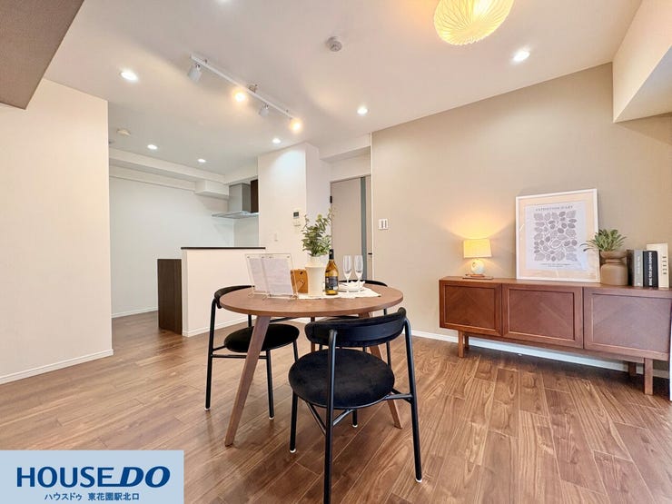 インテリアに馴染むサイドボードを置いても、ゆとりを感じる広さがあります!キッチンの対面にダイニングを配置できるため、配膳や片付けもスムーズ♪落ち着いた色合いのアクセントクロスが、空間を引き締めます!