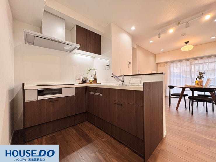 作業動線に優れたL字型のシステムキッチンを採用♪木目調のパネルは汚れが目立ちにくく、掃除もしやすい仕様です!リビングを見渡せるカウンタータイプなので、炊事をしながら家族との会話も自然と弾みます!!