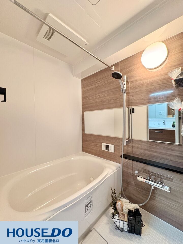 木目調の壁パネルが落ち着いた空間を演出するバスルームです♪天候に左右されず洗濯物を乾かせる浴室乾燥機や、ゆったりと足を伸ばせる浴槽など、日々の疲れを癒やすための機能が充実しています!