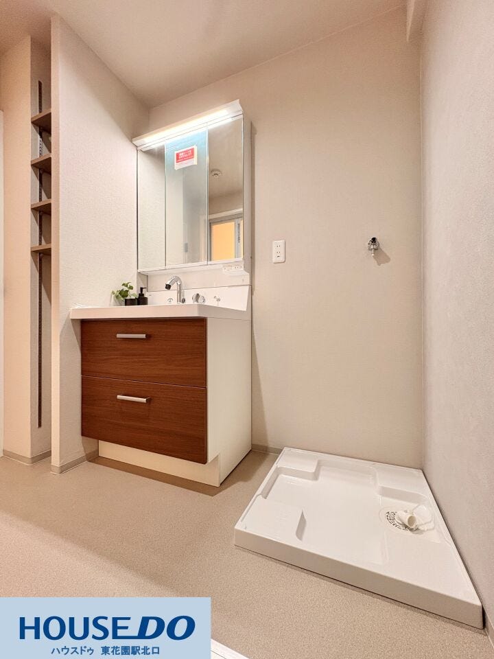 三面鏡の裏に収納を備えた、使い勝手の良い洗面化粧台です♪洗濯機置き場が隣接しており、家事動線がスムーズです!リネンや掃除用具を整理できる棚も設置され、空間をすっきりと保つことができます