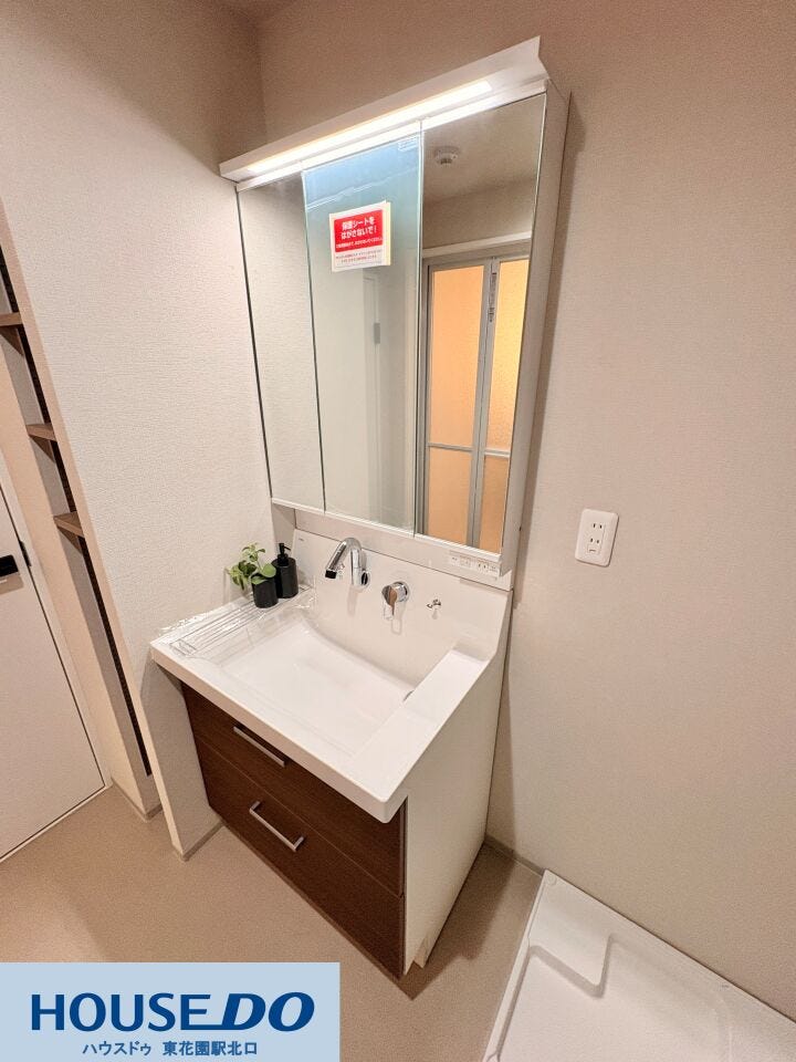 三面鏡の裏側に収納を備えた機能的な洗面台です!鏡を見ながらスムーズに身支度が整えられ、散らかりがちな小物もスッキリ収まります♪木目調のパネルが落ち着いた雰囲気を演出し、清潔感のある空間です!!