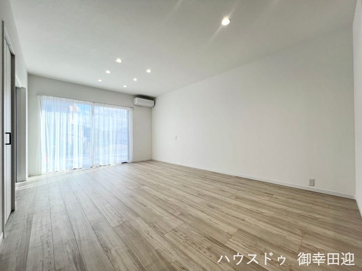 ■安らぎと笑顔の中心地■陽光が優しく降り注ぎ、会話が自然と弾む。ここでは、毎日が特別な時間へと変わります。