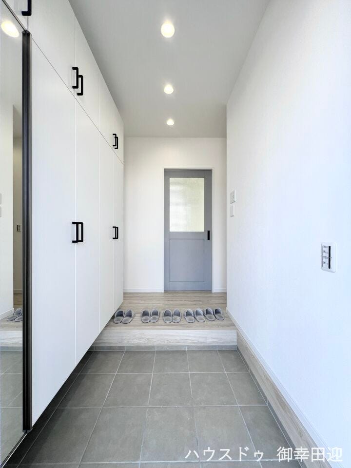 ■「しまう」が叶える美しい玄関■大容量のシューズボックスがあることでいつも整理された、気持ちの良い「家の顔」を保てます。