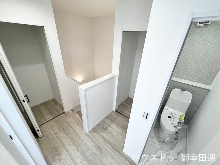 ■暮らしを繋ぐ、明るい動線■採光窓から光が差し込み、足元を優しく照らす。安全で快適な、家族の生活を支える縦の繋がりです。