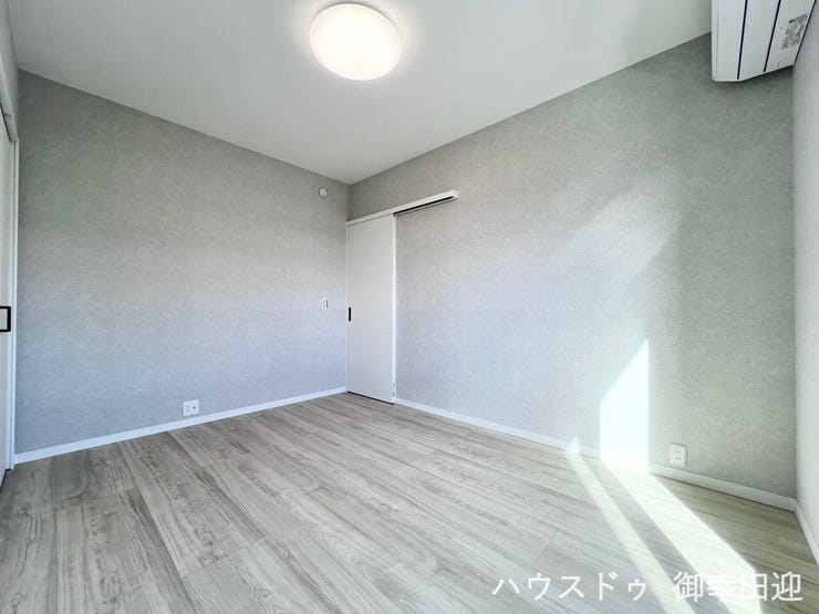 ■2階6帖洋室■心からリラックスできる静けさ、上質な眠りで、毎日をリセットします。明日への活力を養う空間です。