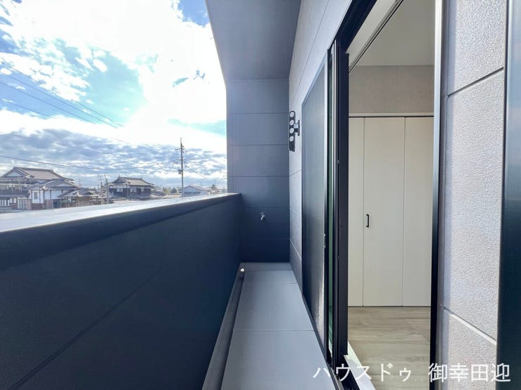 ■空の下の開放的な特等席■日光浴や読書、外の空気を感じながらリフレッシュ。暮らしを豊かにする、もう一つの心地よい空間です。