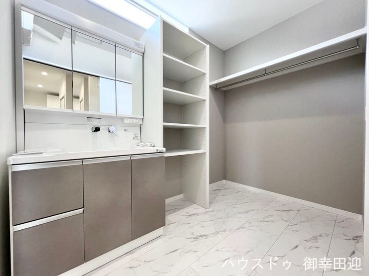 ■清々しいリフレッシュ空間■自分を磨き、気持ちを切り替える。心地よい光が差し込むプライベートスペース。