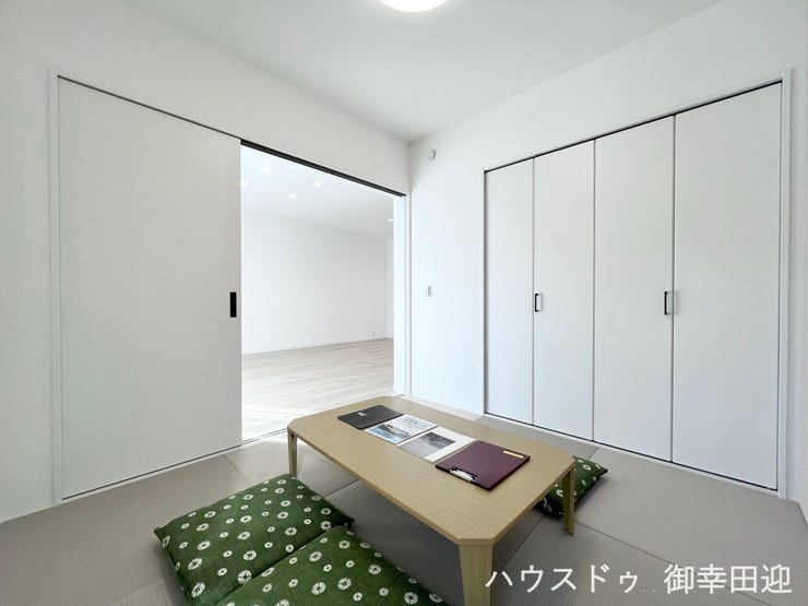 ■1階4.5帖和室■ゲストをもてなし、昼寝や家事にも使える、畳のぬくもりが心地よい多目的万能スペース。