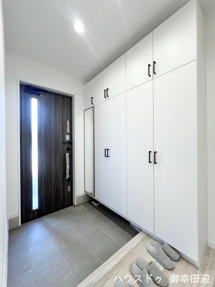 ■「ただいま」の安堵をくれる場所■訪れる人を迎え入れ、帰るたびにホッと一息つける、明るく機能的なエントランス。