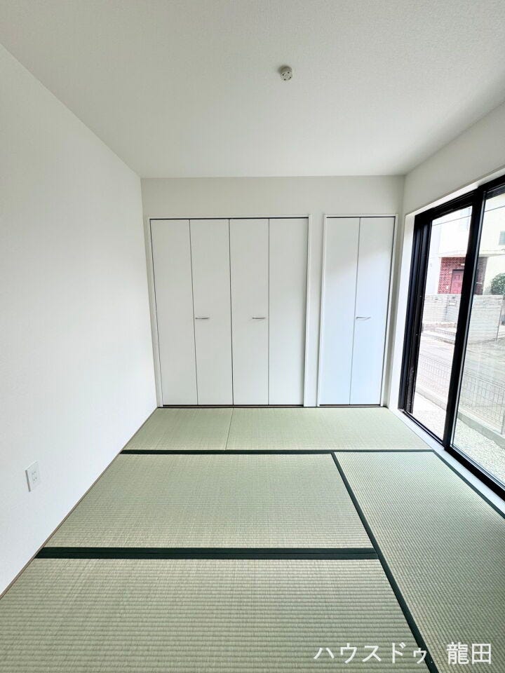 畳の香りに包まれる和室は、お子様のお昼寝や遊び場にぴったり。おもちゃもスッキリ片付く大容量収納付き