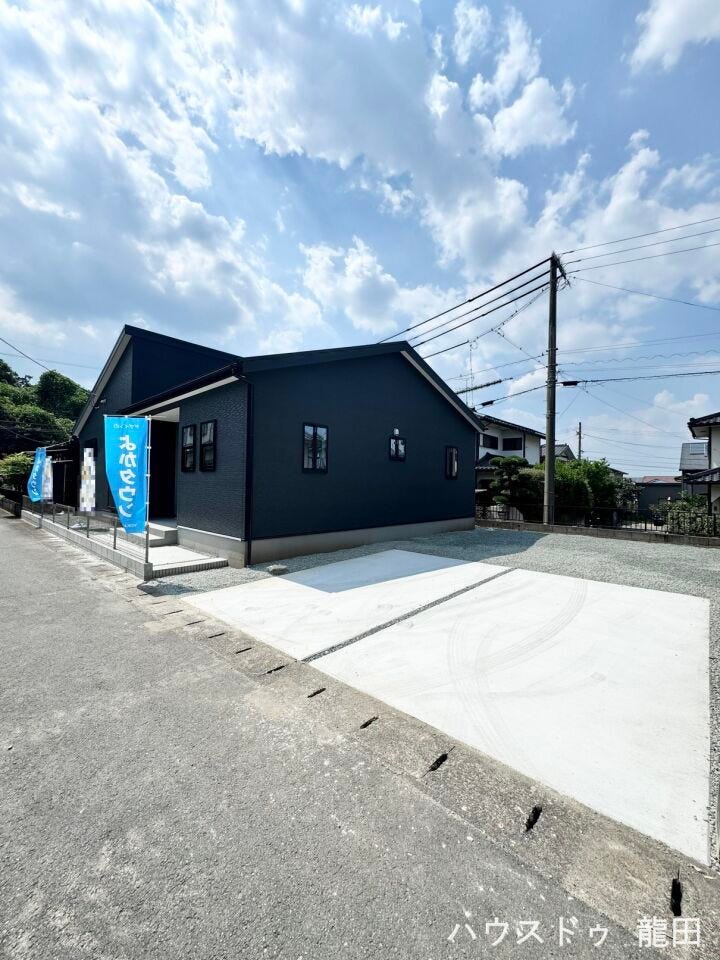 駐車スペースにゆとりがあり、毎日の車の出し入れもスムーズ。家族みんなが暮らしやすい平屋