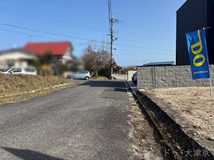 前面道路との高低差が少なく、車の出し入れもスムーズで安心。