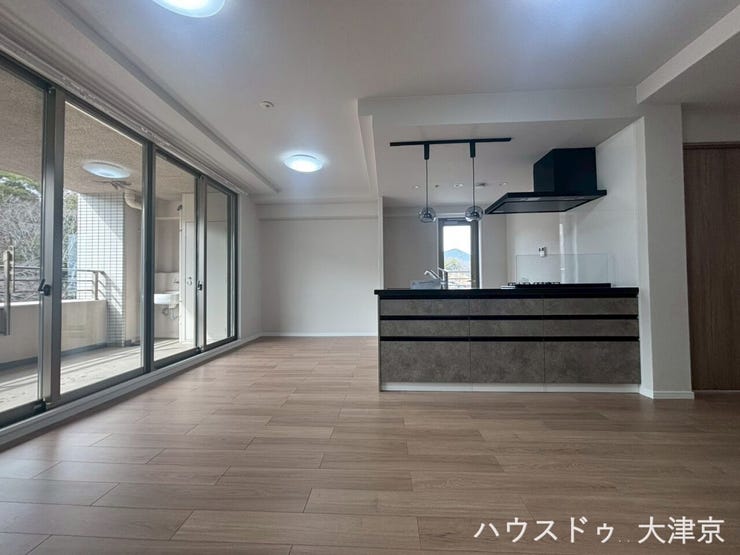 洗練された内装が彩るリビング。ゆとりある寛ぎの時間を過ごせそうですね♪