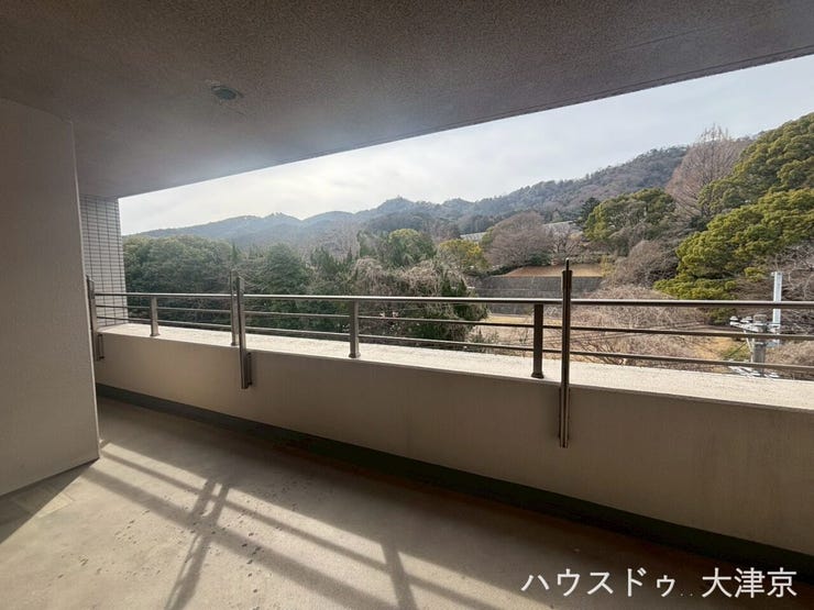 四季の彩りを楽しむ特等席。緑豊かな眺望に癒やされる毎日を。