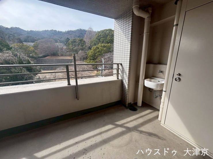 掃除やガーデニングに便利なスロップシンク付の広々バルコニー。