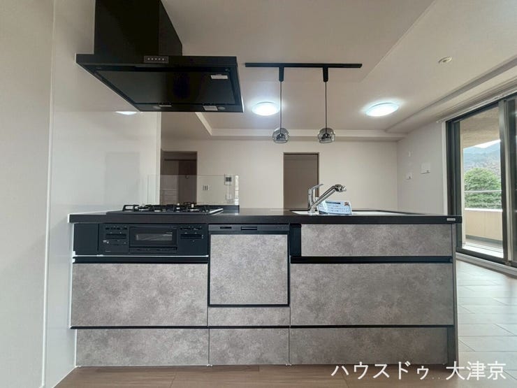 食洗機完備の機能的なキッチン。リビングを見渡せる開放的な設計。