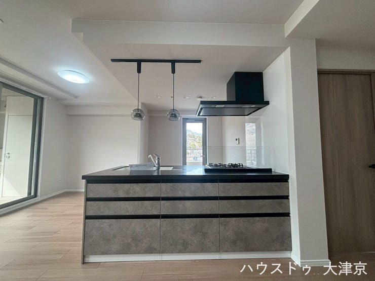 リビングを見渡せる開放的な設計。