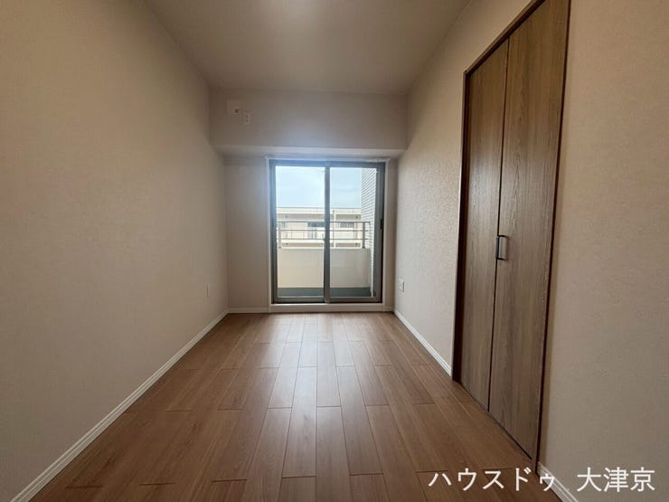 柔らかな光が差し込む洋室。自分だけの時間を満喫する寛ぎ空間。