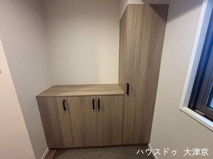 便利なカウンター付玄関収納。お好みの小物を飾って華やかな空間に。