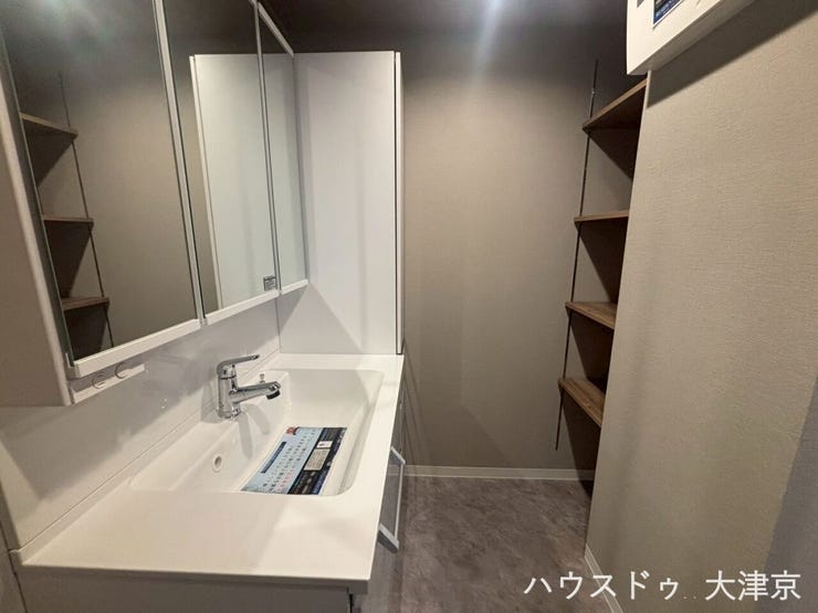 白を基調とした清潔感溢れる洗面室。機能美と収納力を両立。